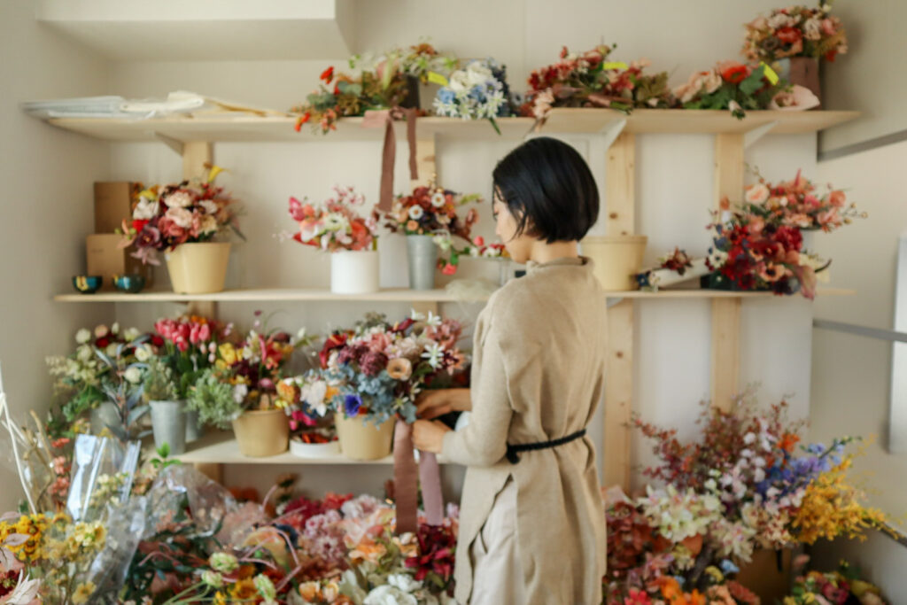 フラワーデザイナーが手がけた高品質な造花ブーケが並ぶ様子
