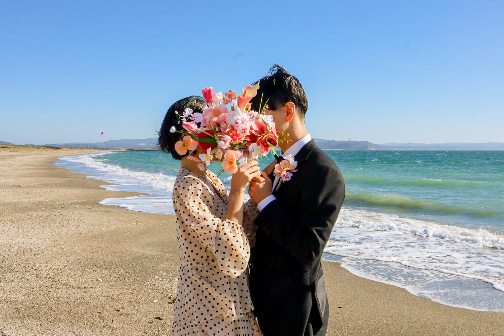 花嫁さまが持つ造花ウェディングブーケ