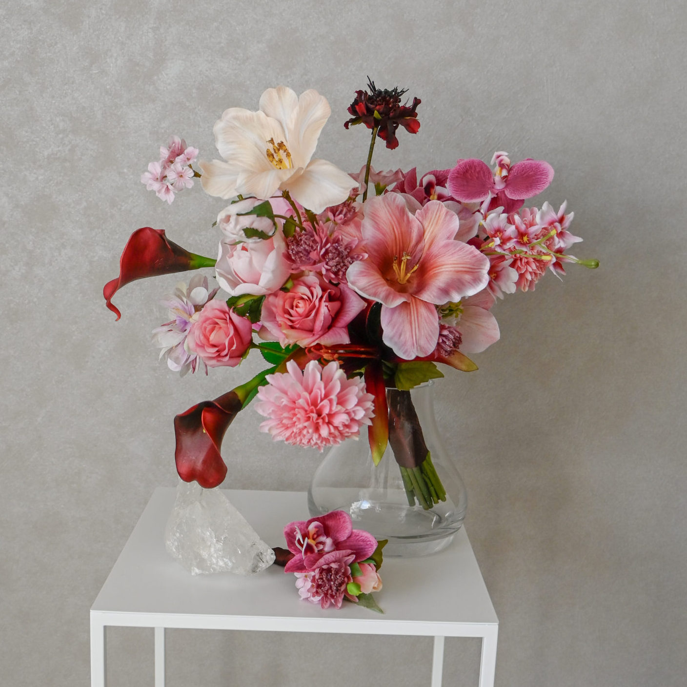 華やかなピンクの造花ブーケ